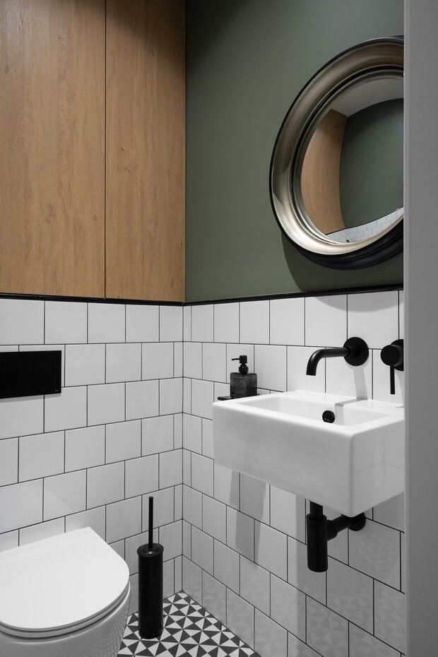 В санузле за распашными дверцами прячутся коллекторная разводка, фильтры, датчики протечек и бойлер.