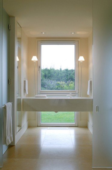 Фотография: Ванная в стиле Минимализм, Дом, Цвет в интерьере, Дома и квартиры, Белый – фото на INMYROOM