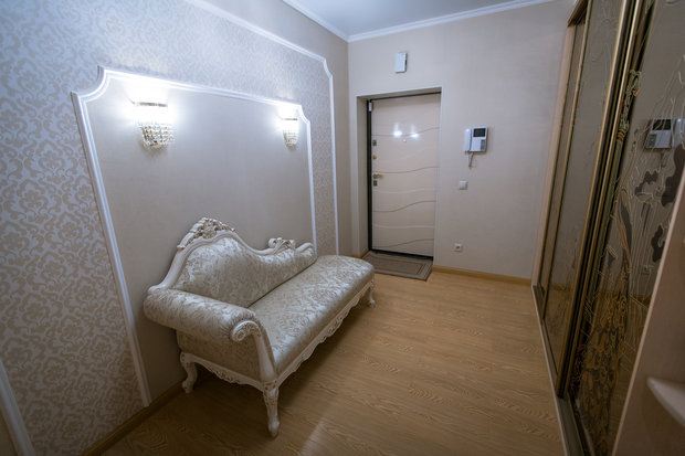 Интерьер прихожей в классическом стиле с декоративной кушеткой