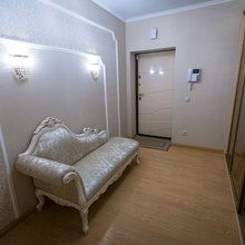 Интерьер прихожей в классическом стиле с декоративной кушеткой