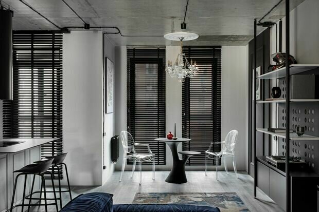 Все окна оформлены жалюзи — этот прием объединяет все зоны и добавляет графичности интерьеру.