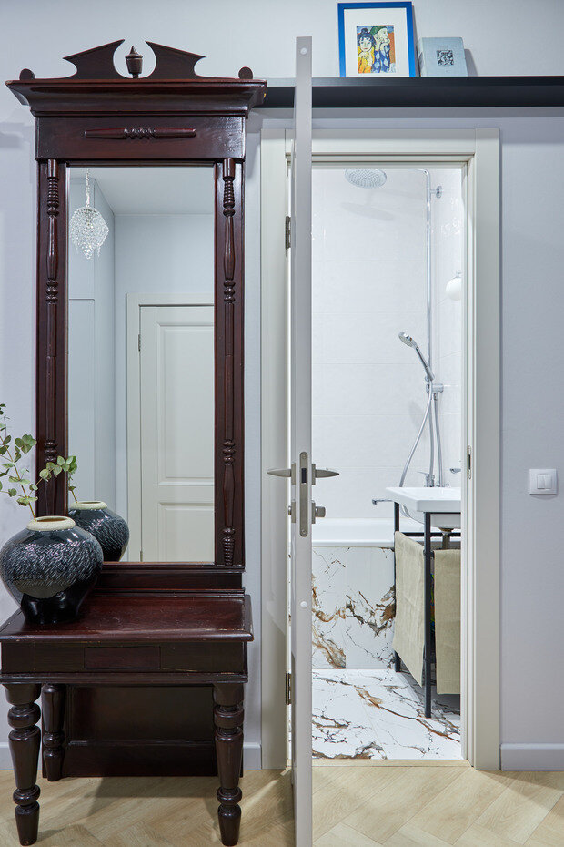 Трюмо, яркий элемент прихожей, оставили в первозданном виде, заменили только зеркало.