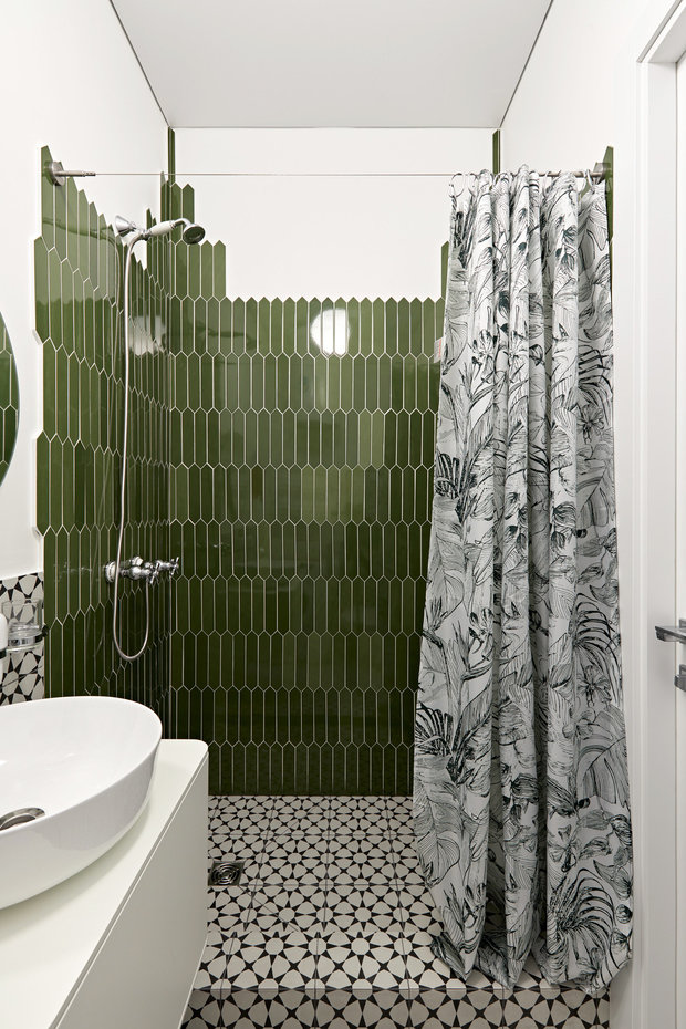 Санузел максимально эргономичный: поместились стиральная машина с сушкой, просторный душ, тумба с накладной раковиной.