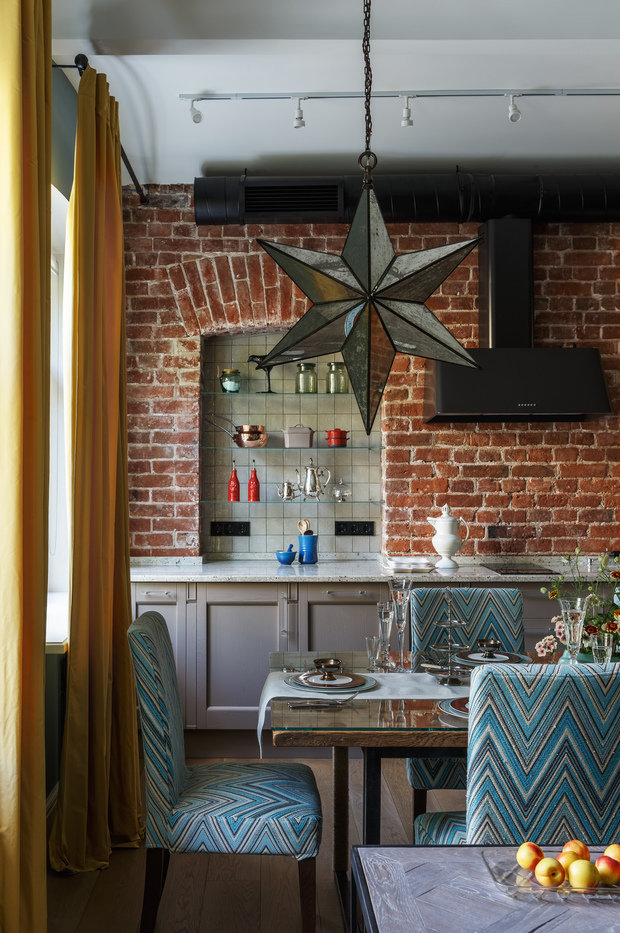 Фотография: Кухня и столовая в стиле Лофт, Эклектика, Квартира, Проект недели, Москва, Сергей Красюк, Старый фонд, Кирпичный дом, 4 и больше, Более 90 метров, Мария Пилипенко – фото на INMYROOM
