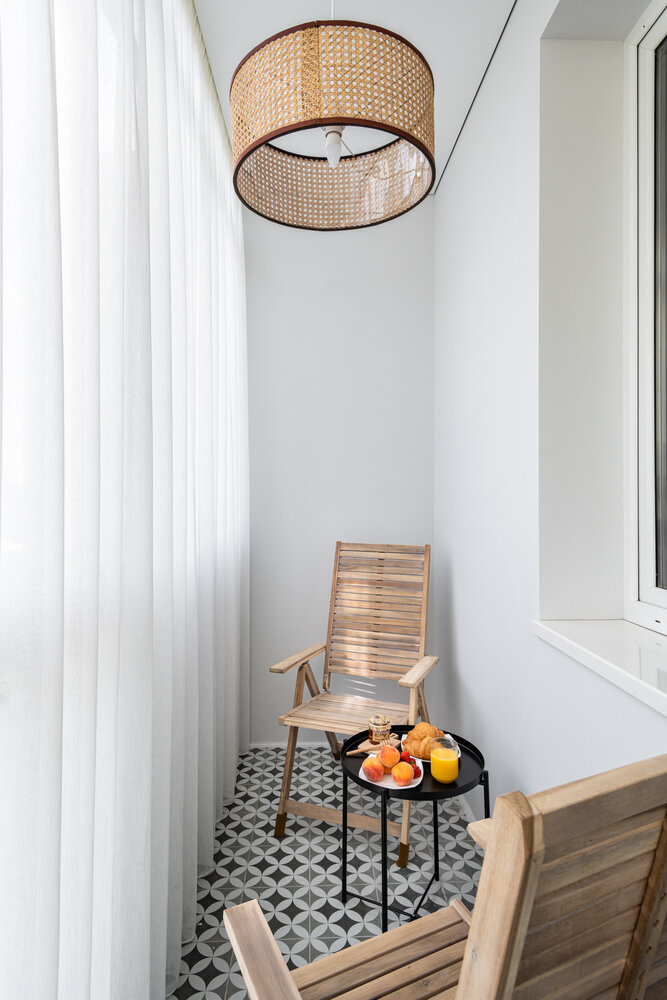 В квартире есть две лоджии, которые было решено не утеплять. Однако там удалось организовать небольшой уголок для отдыха в теплое время года. Для более комфортного проведения прохладных вечеров на обеих лоджиях был предусмотрен теплый пол.