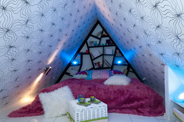 Фотография: Спальня в стиле Современный, Эклектика, Декор интерьера, Дом, Архитектура, Дизайн интерьера, Декор, Мебель и свет, Проект недели, Переделка, Дача, Мансарда, Строительные материалы, Дом и дача, Фазенда, Строительные работы, как обустроить мансарду, спальня в мансарде, лаундж-зона – фото на INMYROOM