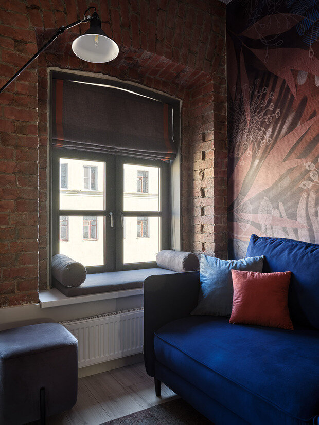 В целом интерьер получился очень стильным и интересным за счет смелой колористики: сочетания терракотовых оттенков с синим.