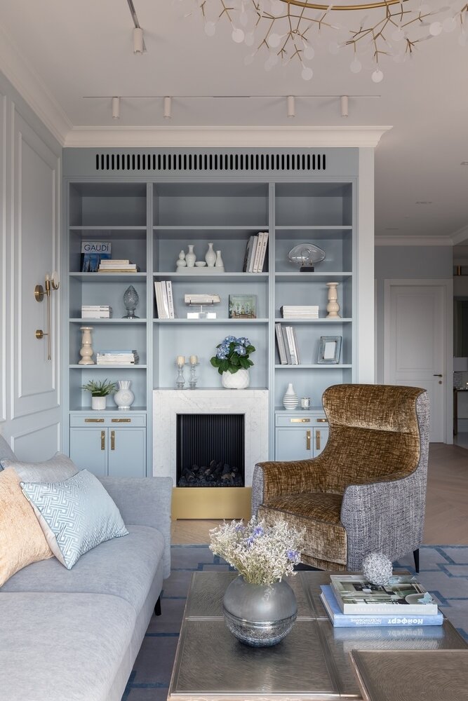 Электрокамин — сложный в реализации. Вода и вентиляция проведены из ванной комнаты, благодаря маленьким светодиодам пар становится похож на пламя.