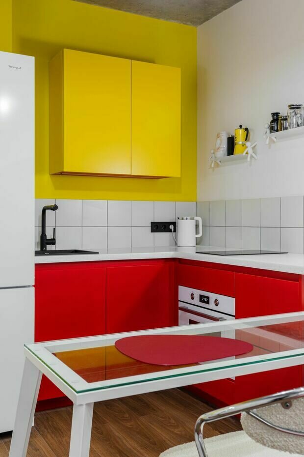 Фотография: Кухня и столовая в стиле Современный, Малогабаритная квартира, Проект недели, Москва, 1 комната, до 40 метров – фото на INMYROOM