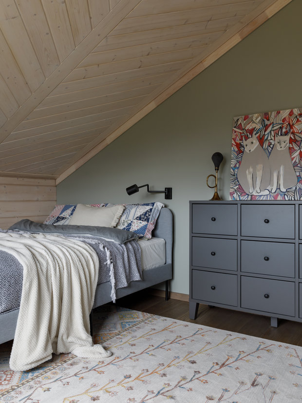 Потолки второго этажа зашиты имитацией бруса. В детских комнатах их оформили раскладкой «елочка». Она оживляет пространство потолка, задает дополнительную динамику.