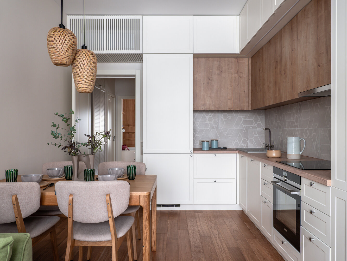 Над проемом в кухне, в реечном коробе, спрятан кондиционер. Через многочисленные отверстия охлажденный воздух без проблем поступает в помещение. Над проемом в кухне, в реечном коробе, спрятан кондиционер. Через многочисленные отверстия охлажденный воздух без проблем поступает в помещение.