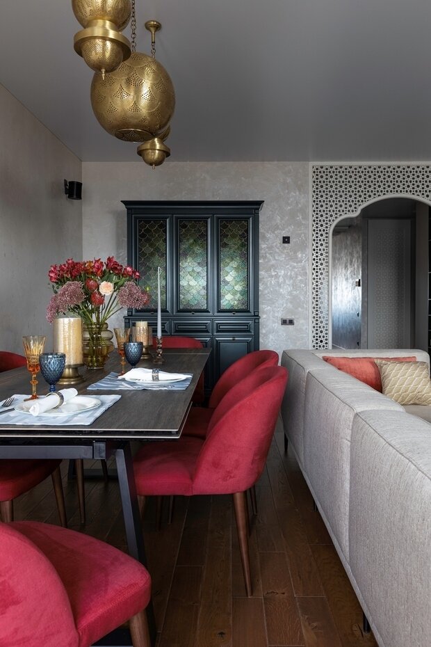 Сервант был сделан на заказ по примерам антикварных вариантов. Витражное стекло в распашных дверях заказчица привезла из Москвы из той мастерской, которая смогла выполнить такой рисунок. Люстры — это ручная работа мастеров из Марокко.