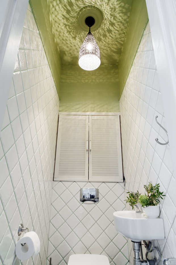 Фотография: Ванная в стиле Скандинавский, Лофт, Эклектика, Квартира, Teak House, Белый, Проект недели, Москва, Бежевый, Синий, Голубой, Коричневый, ИКЕА, Manders, маленькая кухня, белая гостиная, порядок в детской, хранение книг в небольшой квартире, системы хранения для коридора, декор интерьера в скандинавском стиле, Анна Смирнова, Vesna-Leto – фото на INMYROOM