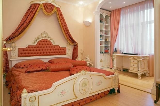 Интерьер спальни в классическом стиле с большой кроватью и письменным столом