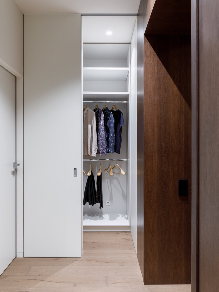 Фотография: Гардеробная в стиле Современный, Квартира, Проект недели, Санкт-Петербург, 3 комнаты, Более 90 метров, Background studio – фото на INMYROOM Фотография: Гардеробная в стиле Современный, Квартира, Проект недели, Санкт-Петербург, 3 комнаты, Более 90 метров, Background studio – фото на INMYROOM