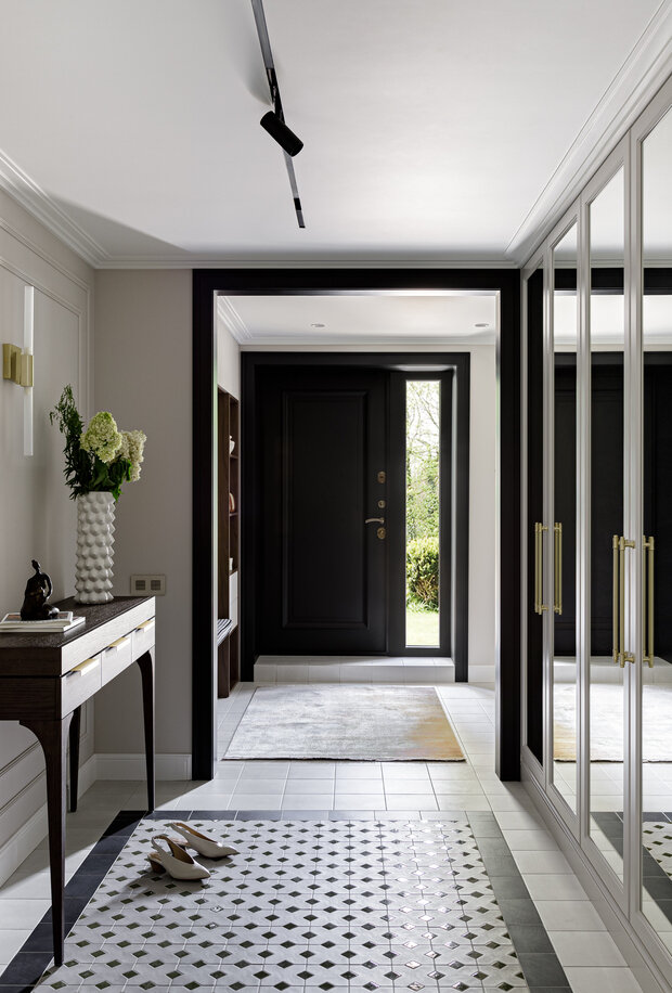 Фотография: Прихожая в стиле Классический, Современный, Дом, Проект дня, Дом и дача, Краснодар, Кирпичный дом, 4 и больше, Более 90 метров, Татьяна Черкашина – фото на INMYROOM