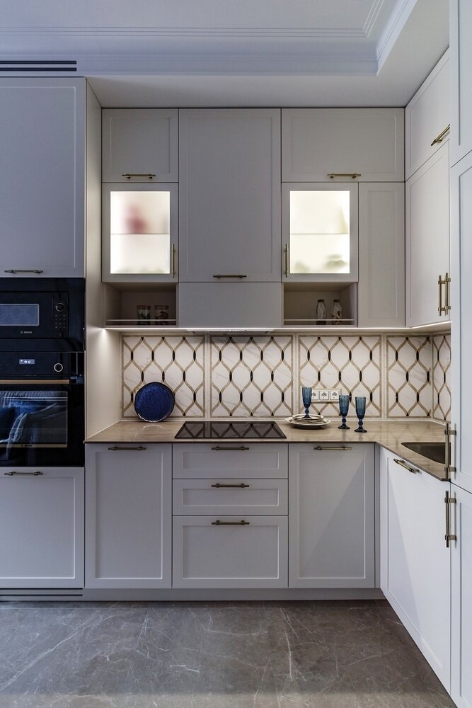 Подсветка рабочей поверхности интегрирована в нижнюю плоскость навесных шкафов, включается от взмаха руки, яркость освещения регулируется. Подсветка рабочей поверхности интегрирована в нижнюю плоскость навесных шкафов, включается от взмаха руки, яркость освещения регулируется.