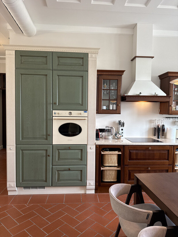 Фотография: Кухня и столовая в стиле Классический, Эклектика, Винтажный, Квартира, Проект дня, Москва, Кирпичный дом, 3 комнаты, 60-90 метров, Сабина Неровня, современный с элементами классики и лофта – фото на INMYROOM