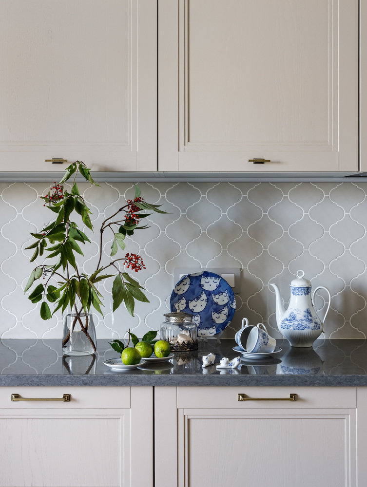 Фотография: Кухня и столовая в стиле Классический, Современный, Квартира, Проект дня, Санкт-Петербург, 3 комнаты, Более 90 метров, Наталья Орешкова – фото на INMYROOM Фотография: Кухня и столовая в стиле Классический, Современный, Квартира, Проект дня, Санкт-Петербург, 3 комнаты, Более 90 метров, Наталья Орешкова – фото на INMYROOM