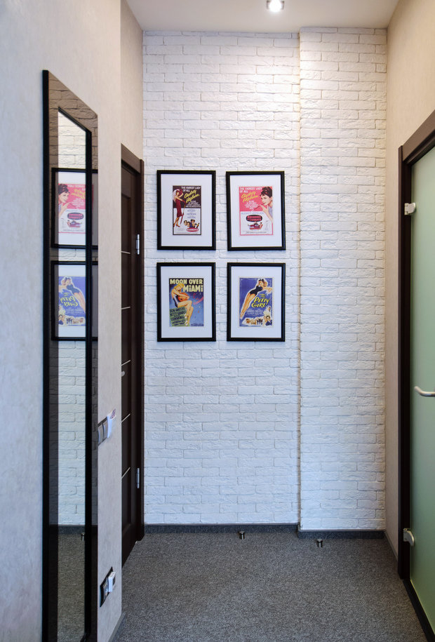 Интерьер прихожей в стиле минимализм с белой кирпичной стеной