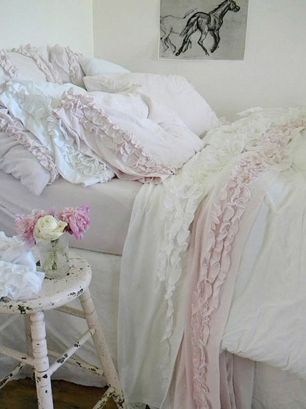 Фотография: Спальня в стиле Прованс и Кантри, Классический, Современный, Декор интерьера, Текстиль, Подушки, Шторы – фото на INMYROOM