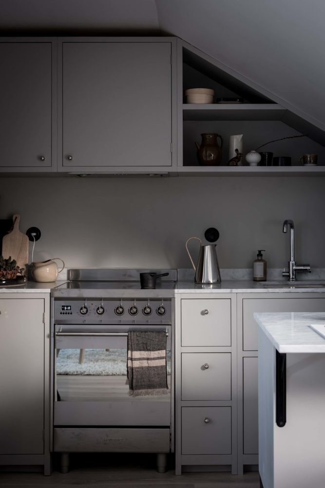 Фотография: Кухня и столовая в стиле Современный, Скандинавский, Декор интерьера, Квартира, Студия, Белый, Бежевый, Серый, интерьер мансарды, до 40 метров, Эмма Фишер – фото на INMYROOM