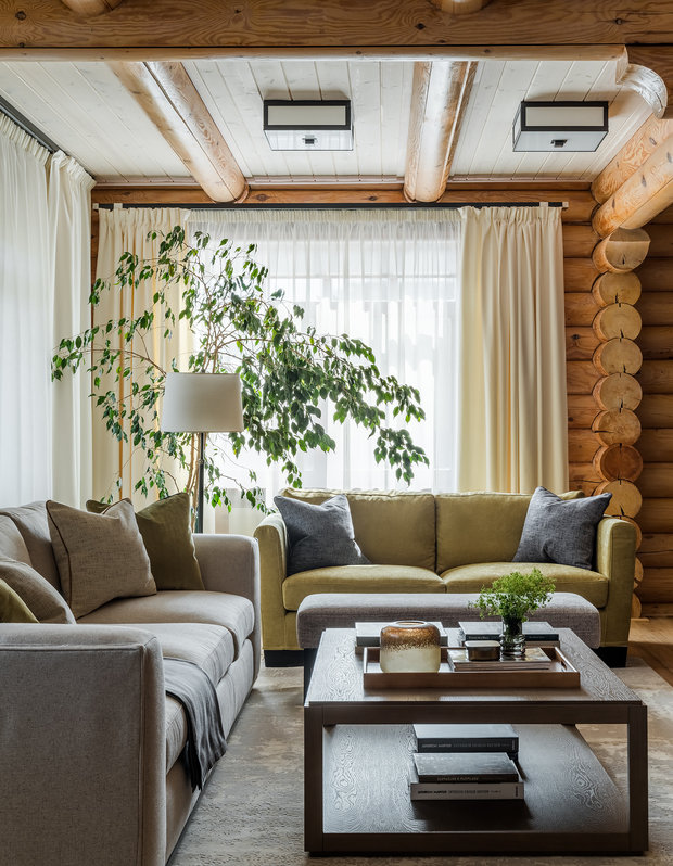 Так, в зоне гостиной появились два удобных дивана и кресло, в которых можно с комфортом расположиться с книгой.