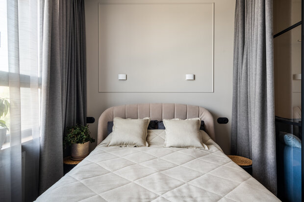 Подоконники изготовили из ЛДСП, для штор в потолке предусмотрели нишу.