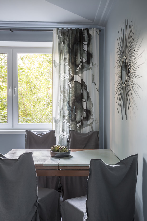 Интерьер кухни и столовой в современном стиле с элементами минимализма