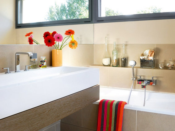 Фотография: Ванная в стиле Современный, Дом, Франция, Цвет в интерьере, Дома и квартиры, Минимализм, Стены, Красный, Зеркало – фото на INMYROOM