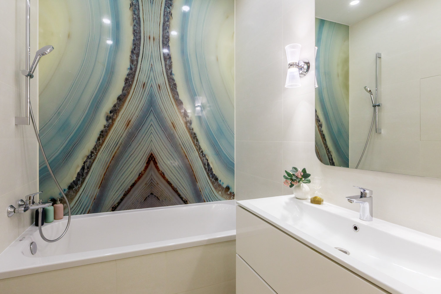 Фотография: Ванная в стиле Современный, Квартира, Проект недели, Новая Москва, Samsung, 3 комнаты, 60-90 метров, the frame, интерьерный телевизор – фото на INMYROOM