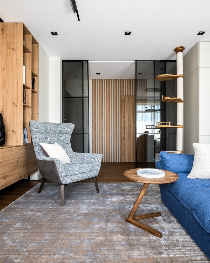 На полу использована инженерная доска. Рейки выполнены из шпона. На полу использована инженерная доска. Рейки выполнены из шпона.