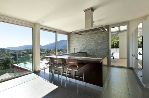 Фотография: Кухня и столовая в стиле Скандинавский, Современный, Хай-тек, Прованс и Кантри, Декор интерьера, Интерьер комнат, Тема месяца, Большие окна, Кухонный остров – фото на INMYROOM