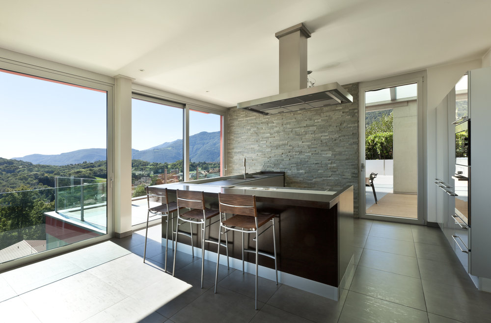 Фотография: Кухня и столовая в стиле Скандинавский, Современный, Хай-тек, Прованс и Кантри, Декор интерьера, Интерьер комнат, Тема месяца, Большие окна, Кухонный остров – фото на INMYROOM