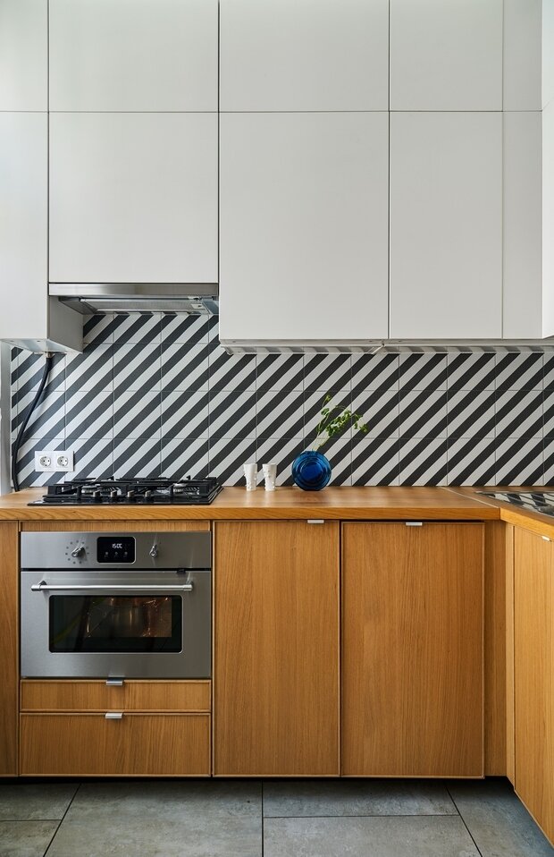 Фотография: Кухня и столовая в стиле Скандинавский, Современный, Квартира, Проект недели, Санкт-Петербург, Сталинка, Кирпичный дом, 2 комнаты, 40-60 метров, Винтажный, TOTLstudio – фото на INMYROOM