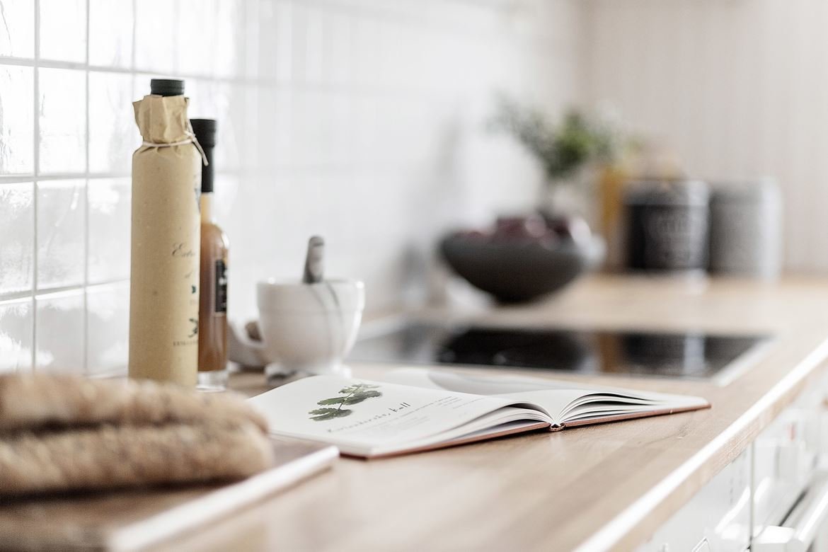 Фотография: Кухня и столовая в стиле Современный, Гостиная, Декор интерьера, Дом, Швеция, Стокгольм, как создать уютную атмосферу, 4 и больше, Более 90 метров, гостеприимный интерьер – фото на INMYROOM