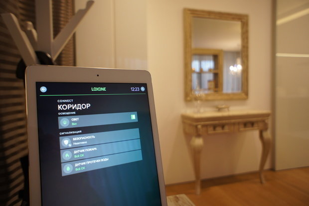 Интерьер прихожей в классическом стиле с консолью и зеркалом