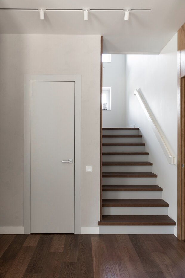 Фотография: Прихожая в стиле Современный, Дом, Проект дня, Дом и дача, Ленинградская область, 4 и больше, Более 90 метров, Светлана Куксова, минимализм с элементами современного дизайна – фото на INMYROOM