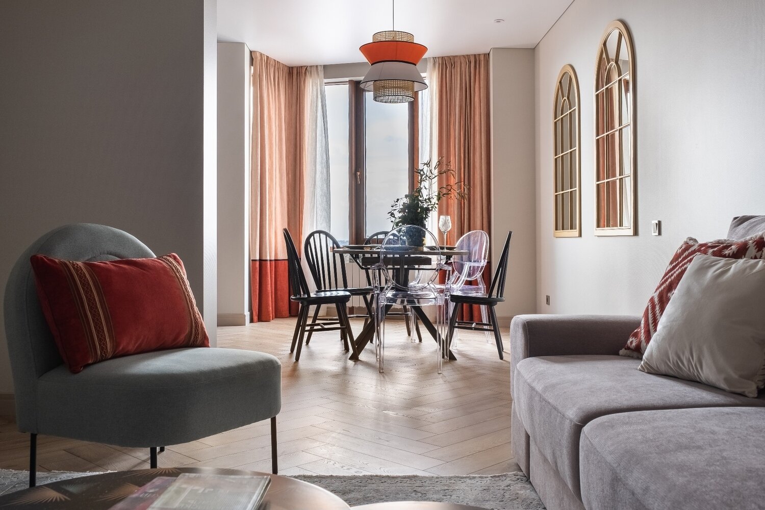 Изначально в квартире должны были быть панорамные окна, но застройщик сделал все иначе. Для того, чтобы добавить света и пространства кухне-гостиной, дизайнеры разместили по правой стене зеркальные арочные фальшокна. Они не напрягают сидящих за столом людей и добавляют «воздуха» пространству. Изначально в квартире должны были быть панорамные окна, но застройщик сделал все иначе. Для того, чтобы добавить света и пространства кухне-гостиной, дизайнеры разместили по правой стене зеркальные арочные фальшокна. Они не напрягают сидящих за столом людей и добавляют «воздуха» пространству.