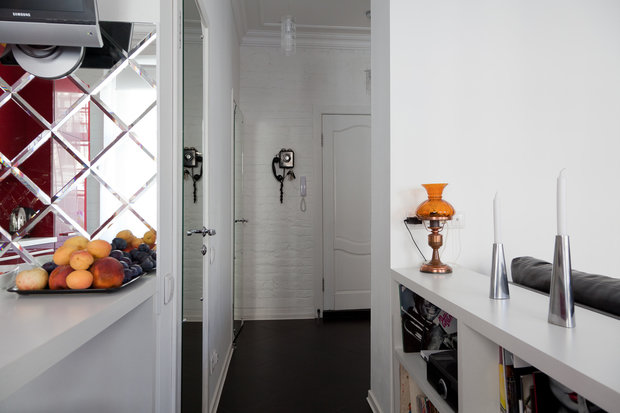 Фотография: Кухня и столовая в стиле Восточный, Лофт, Малогабаритная квартира, Квартира, Цвет в интерьере, Дома и квартиры, Стены – фото на INMYROOM