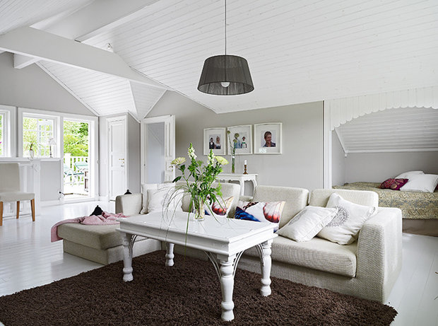 Фотография: Гостиная в стиле Скандинавский, Декор интерьера, Дом, Мебель и свет, Цвет в интерьере, Дома и квартиры, Белый, Дача – фото на INMYROOM