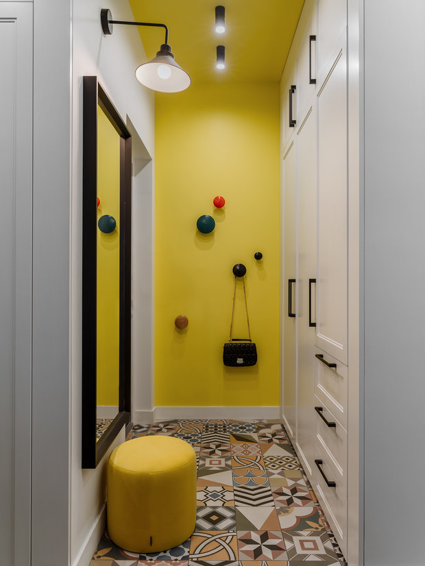 Основное хранение находится в прихожей: здесь есть шкаф для одежды, обуви и для бытовой химии.