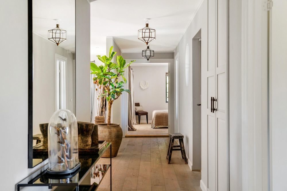 Фотография: Прихожая в стиле Прованс и Кантри, Скандинавский, Современный, Дом, Белый, Минимализм, Серый, Коричневый, Дом и дача – фото на INMYROOM