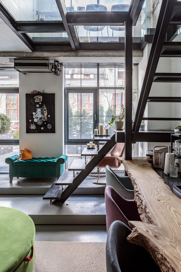 На второй этаж ведет лестница из металла, которую окрасили в черный цвет. 