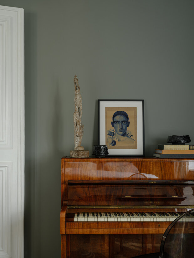 На пианино работа Ахмата Биканова.