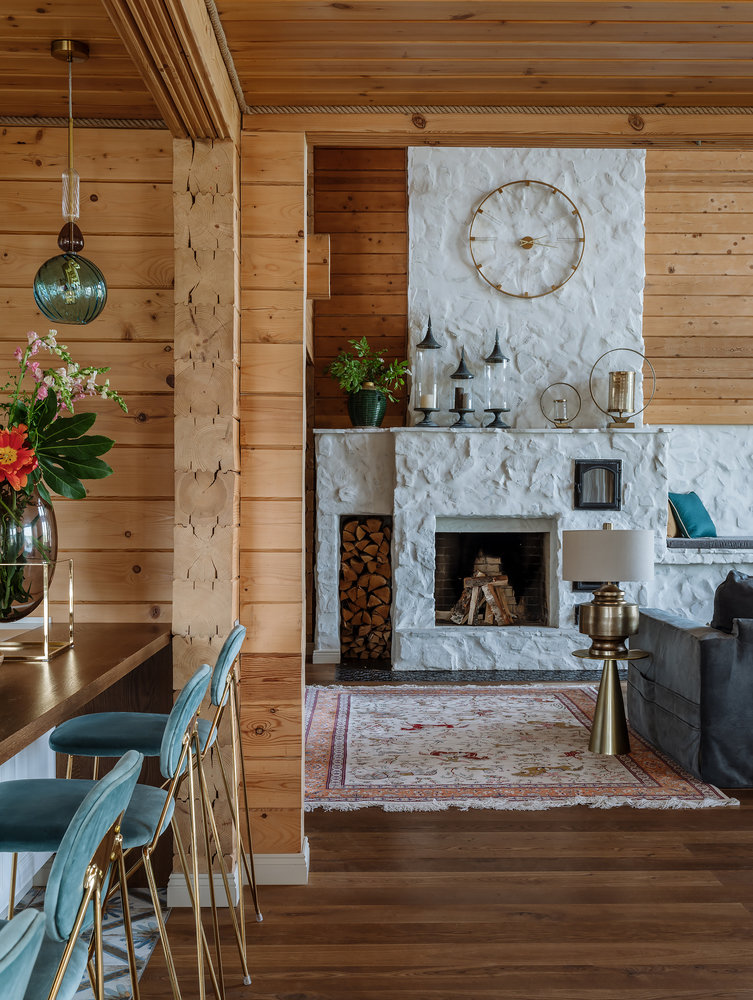 Для хозяев важны семейные ценности, поэтому центром и сердцем дома стал массивный камин, у которого можно собираться всей семьей по вечерам, читать книги и обсуждать планы на будущее и настоящее.