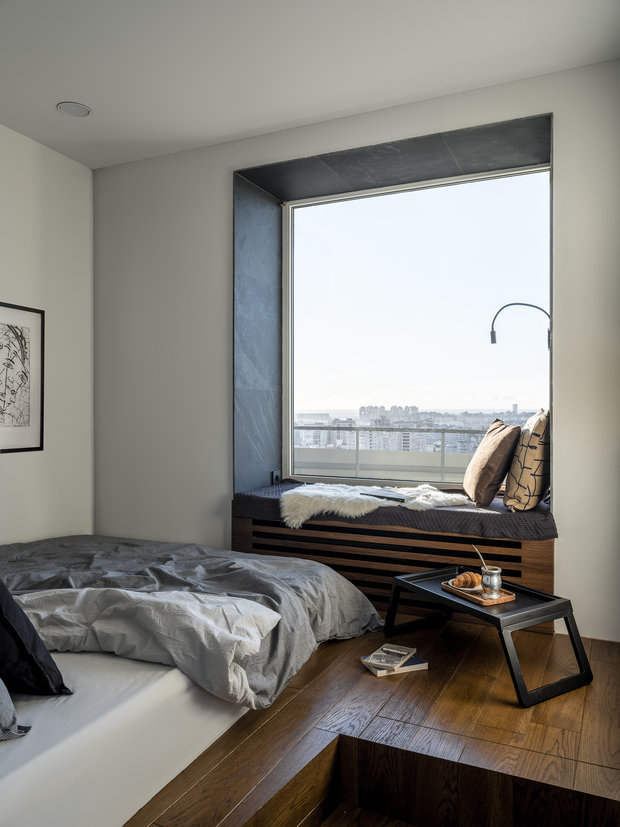 В подиуме под кроватью расположено большое место для хранения. Кровать поднимается с помощью специального механизма вверх.