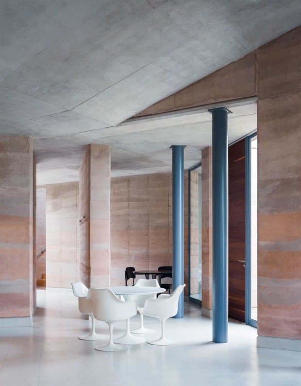 Фотография: Кухня и столовая в стиле Лофт, Современный, Дом, Белый, Минимализм, Серый, Коричневый, Мексика, Дом и дача, земляной дом – фото на INMYROOM