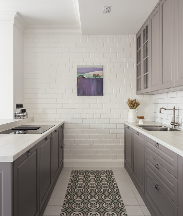 Вся техника Miele. Встроенный холодильник, посудомойка, духовой шкаф и микроволновка. На острове индукционная варочная панель со встроенной вытяжкой.