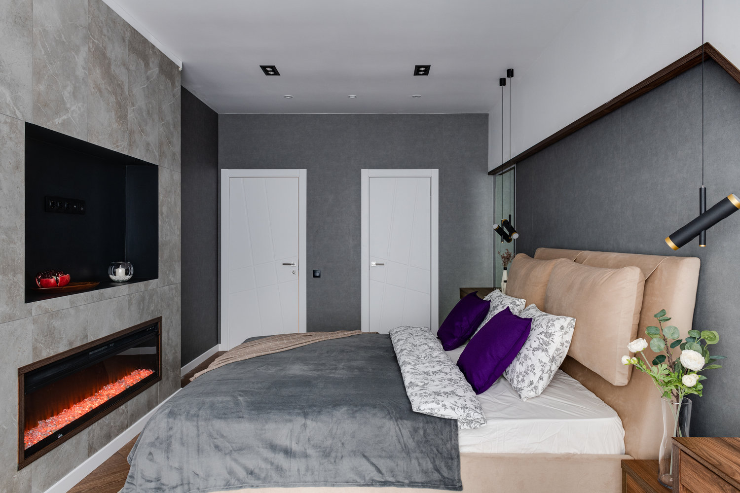 На пол положили ламинат. На стены поклеили шведские обои. Мебель сделана под заказ. Конструкция под телевизор и камин обложена плиткой. На пол положили ламинат. На стены поклеили шведские обои. Мебель сделана под заказ. Конструкция под телевизор и камин обложена плиткой.